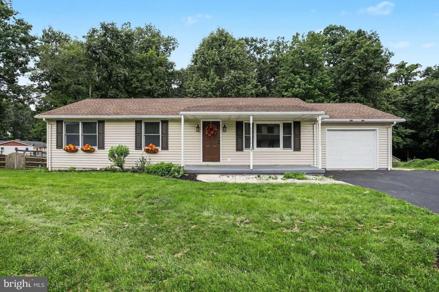 29 Chinkapin Dr, New Oxford, PA 17350 photo