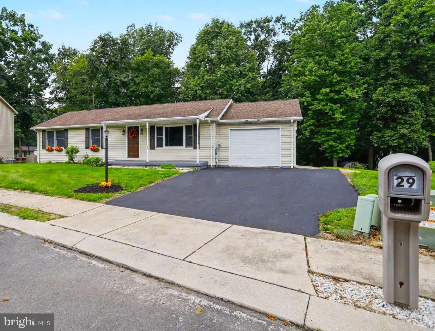 29 Chinkapin Dr, New Oxford, PA 17350 photo