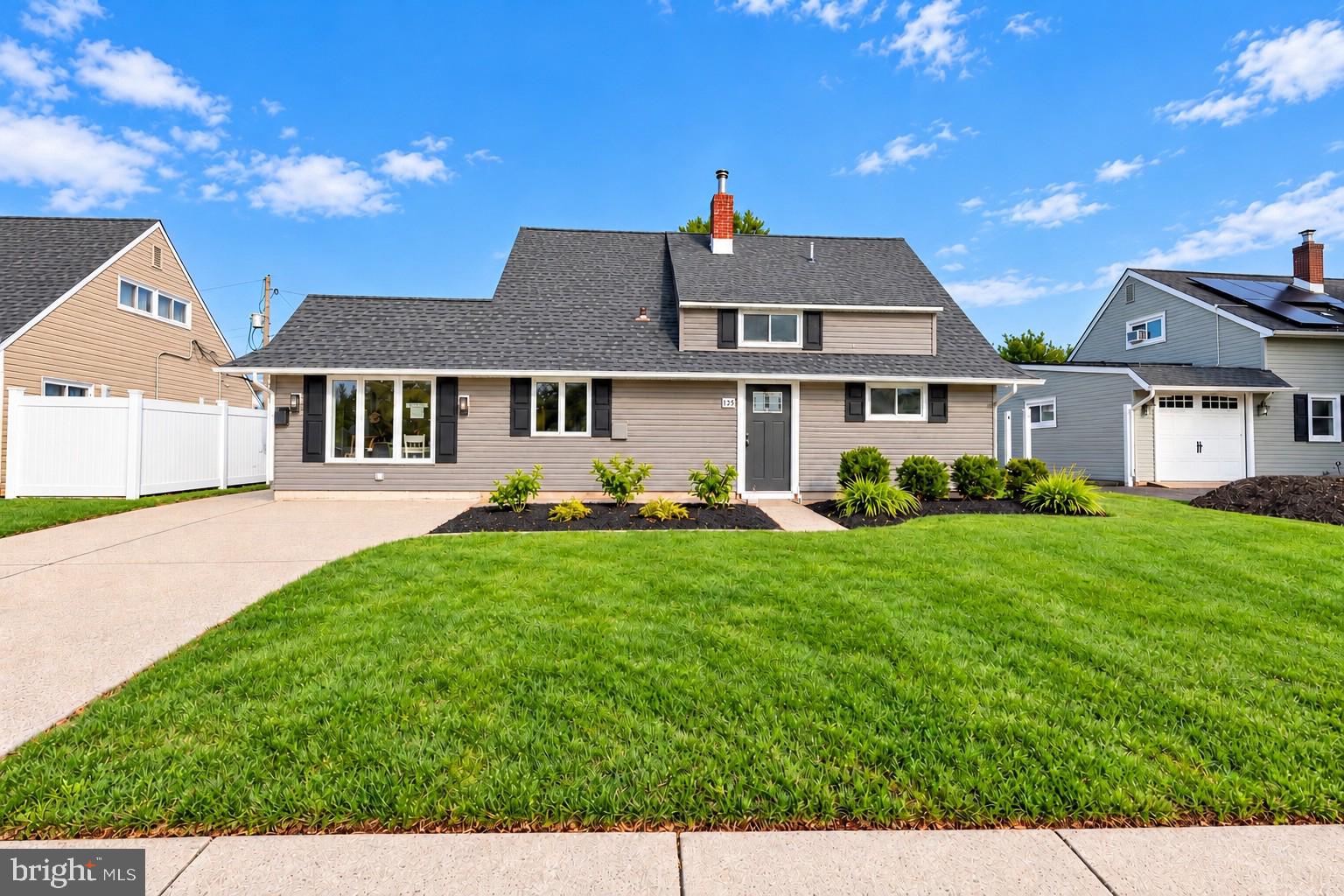 46 Newberry Ln, Levittown, PA 19054
