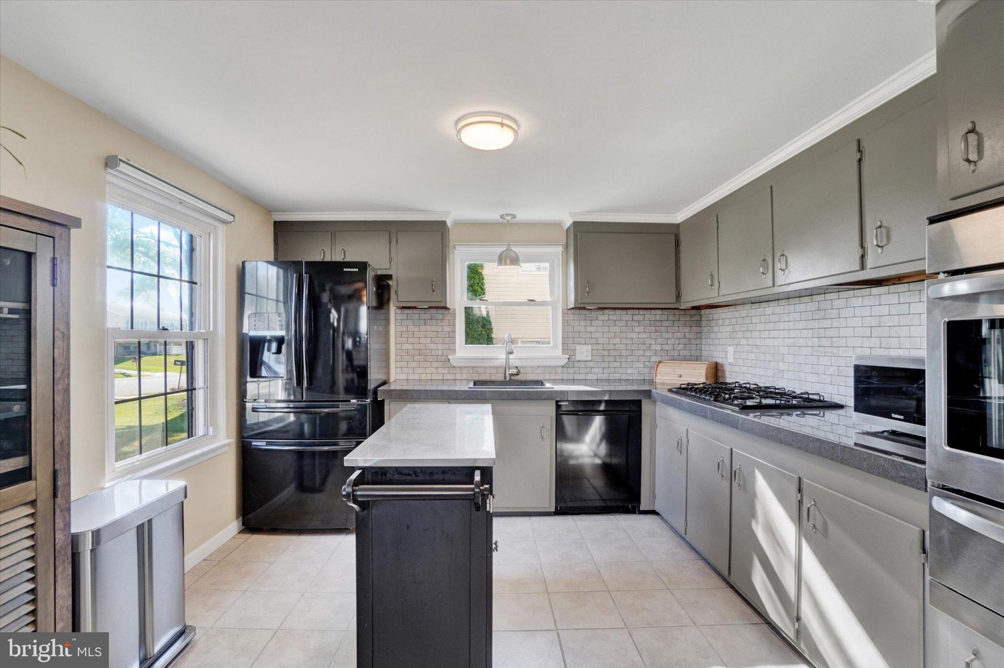 969 Richwill Dr, York, PA 17404 photo