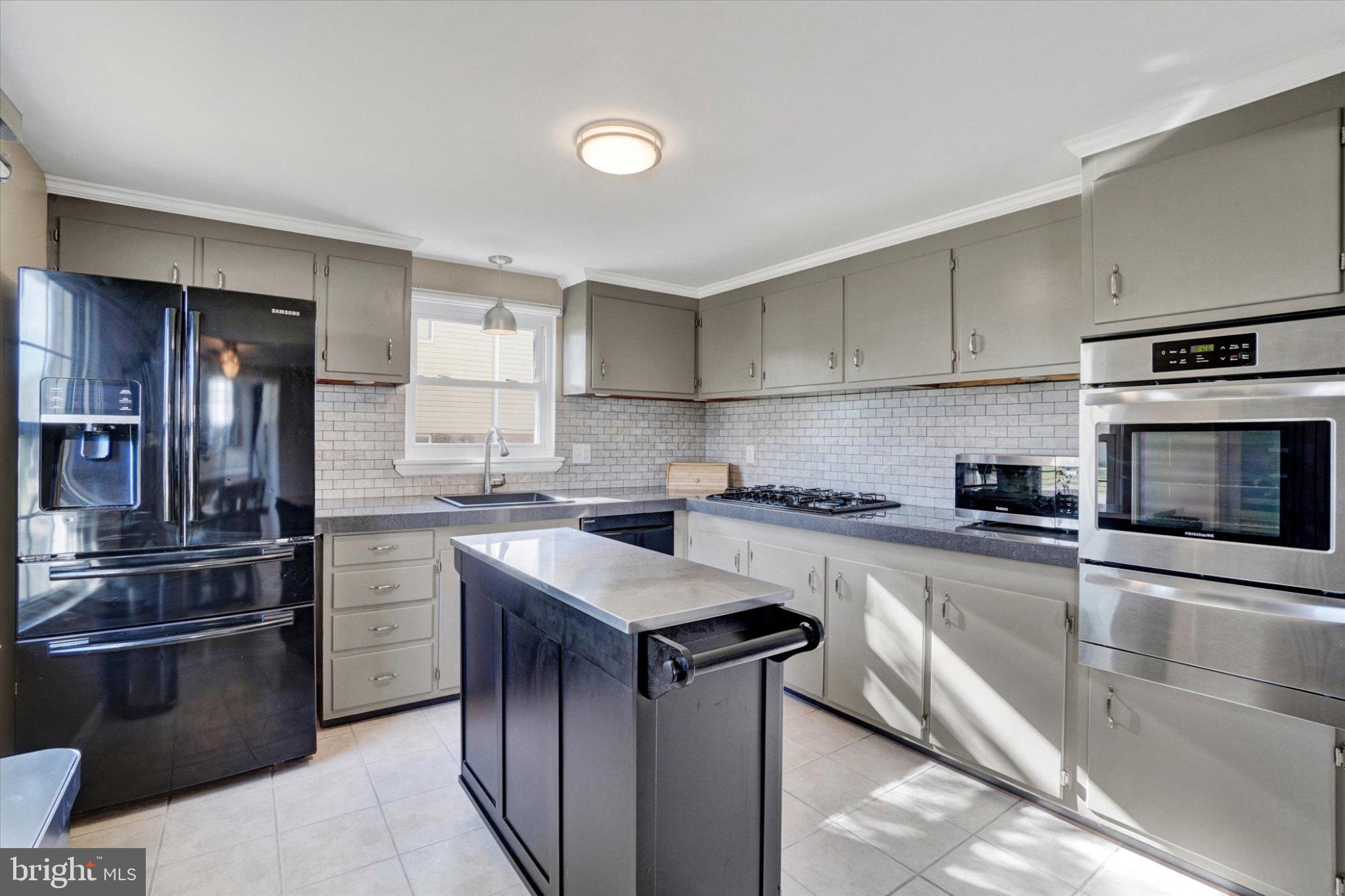 969 Richwill Dr, York, PA 17404 photo