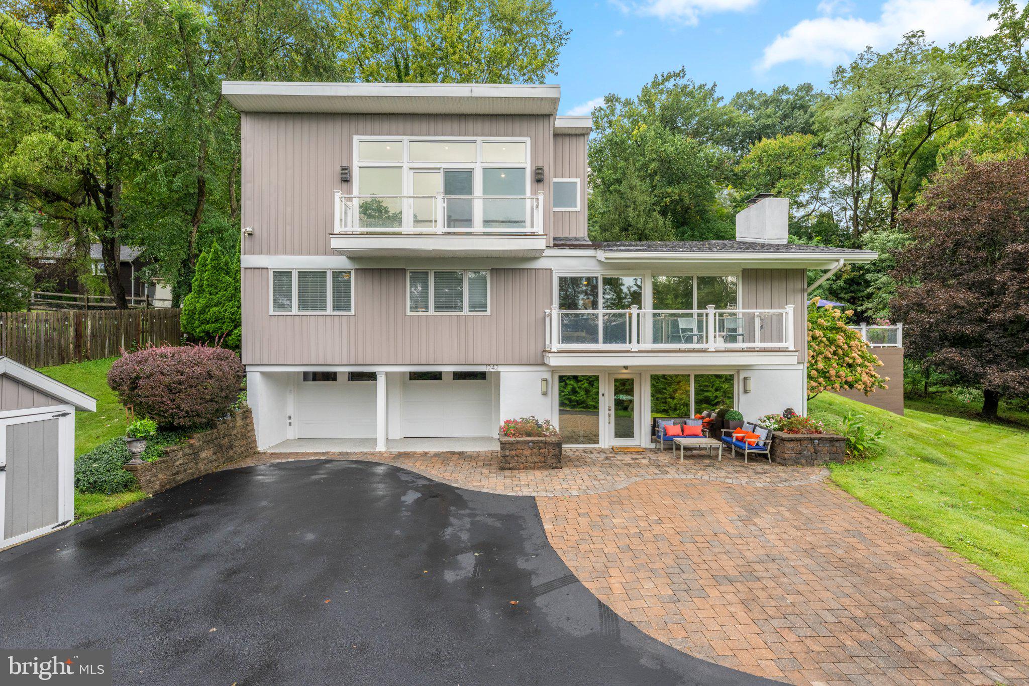 1242 County Line Rd, Wayne, PA 19087