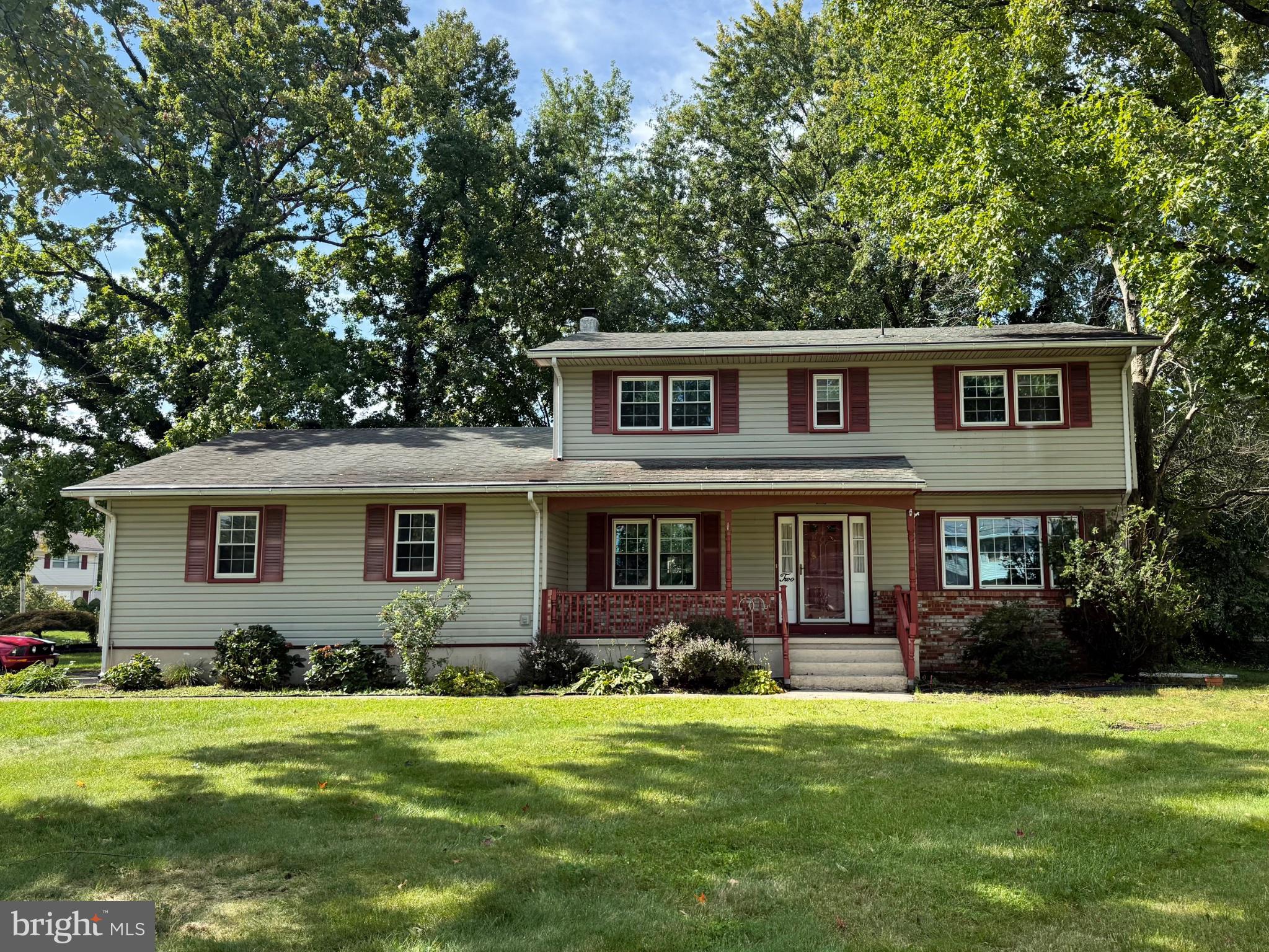 2 Berrywood Dr, Hampton, NJ 08619