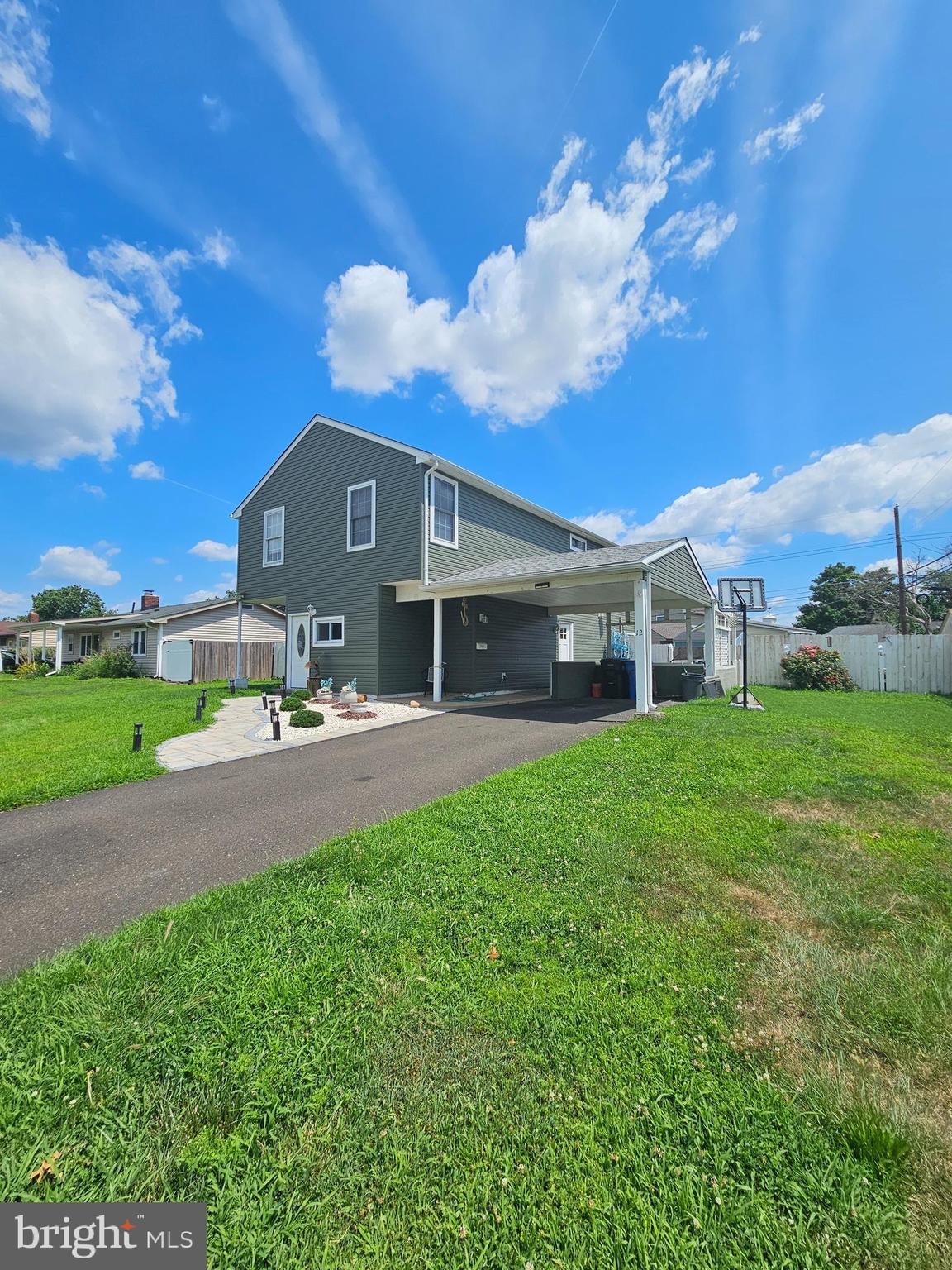 12 Crescent Ln, Levittown, PA 19055