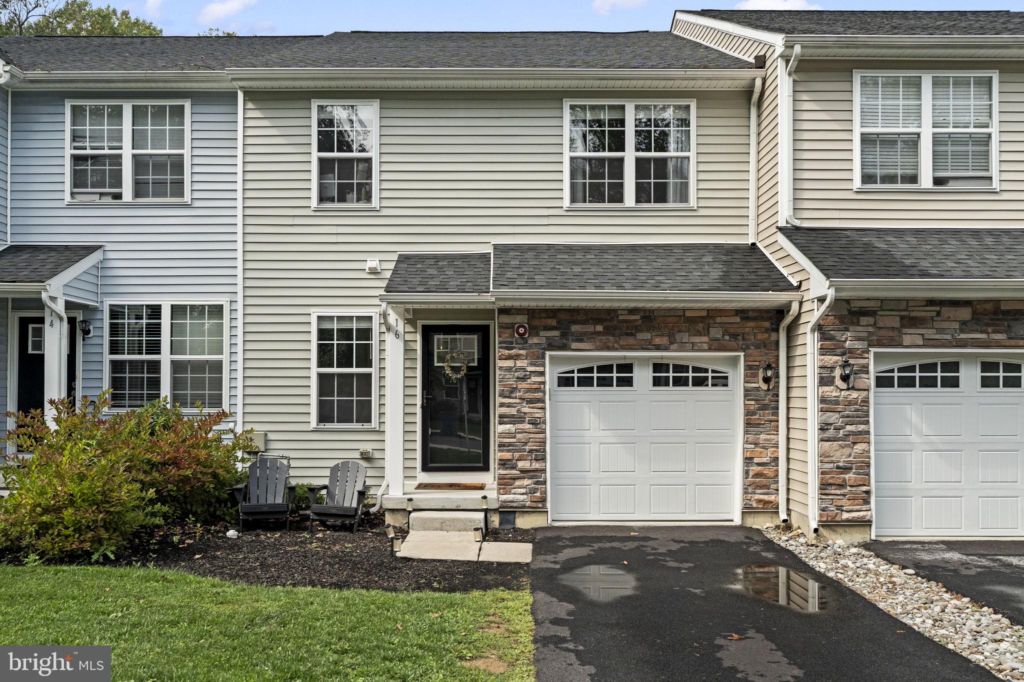 16 Graham Dr, Downingtown, PA 19335