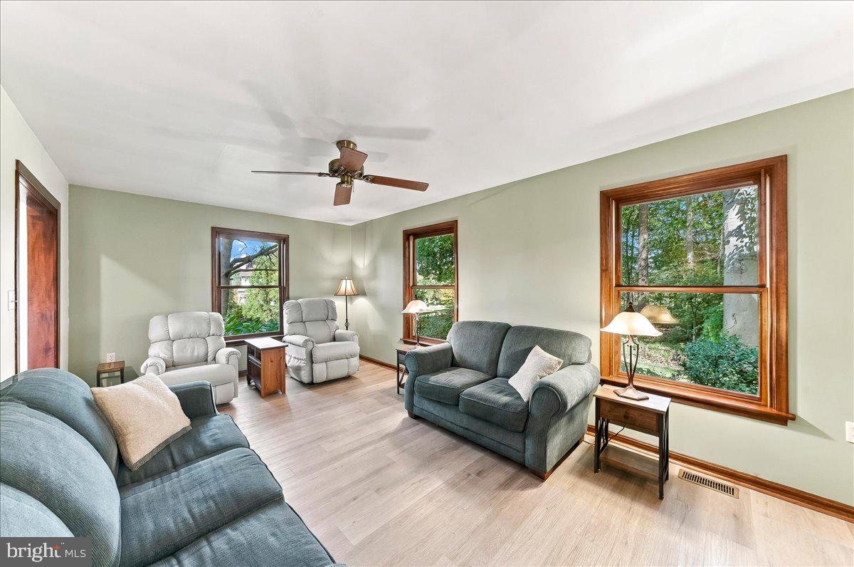 14 Woodview Rd, West Grove, PA 19390 photo