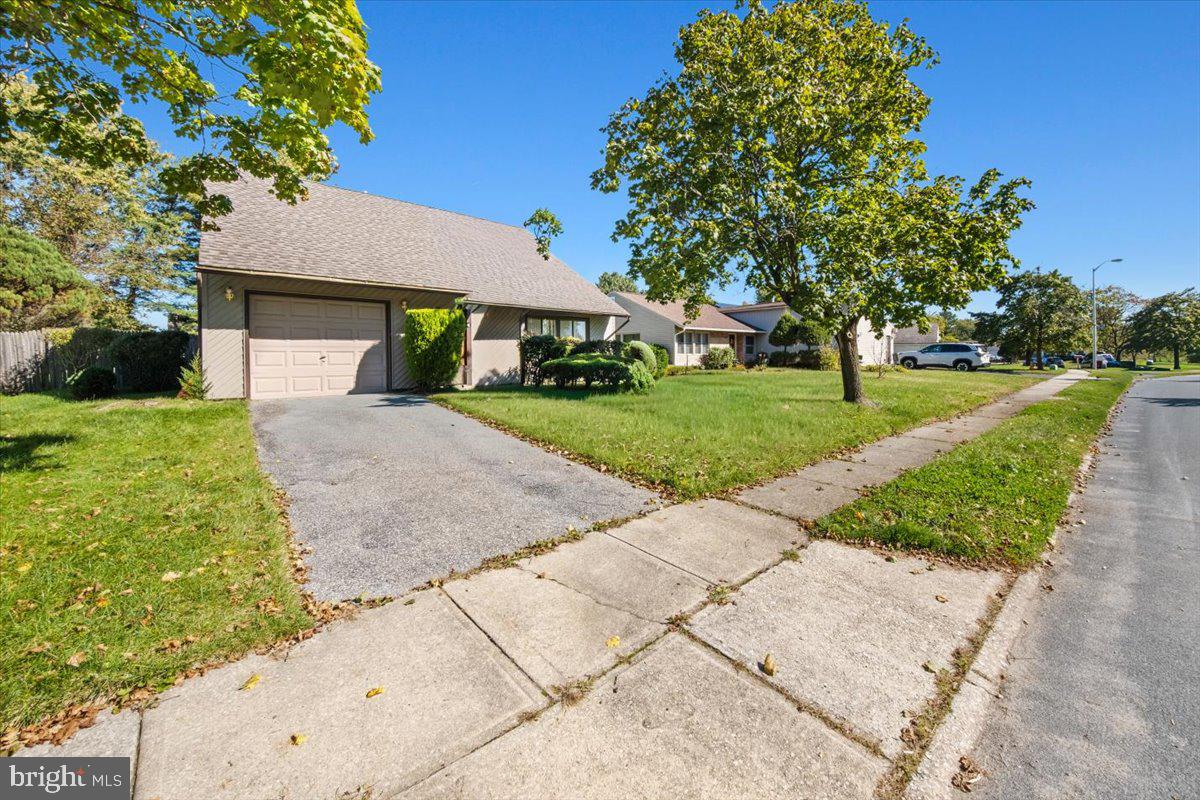 16 Piedmond Ln, Sicklerville, NJ 08081