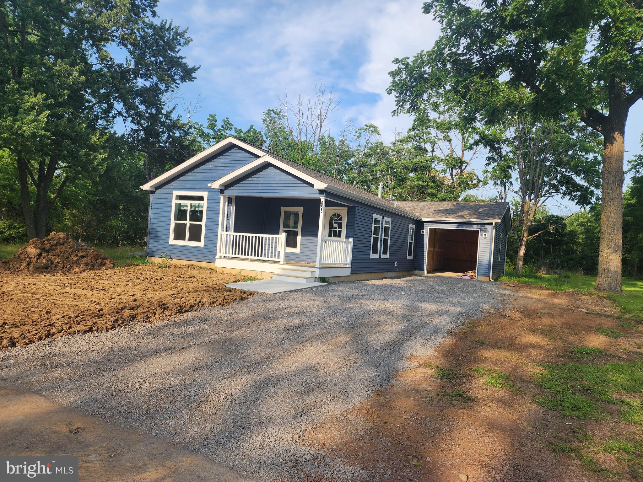 655 Roseanne Ln, Sellersville, PA 18960 photo