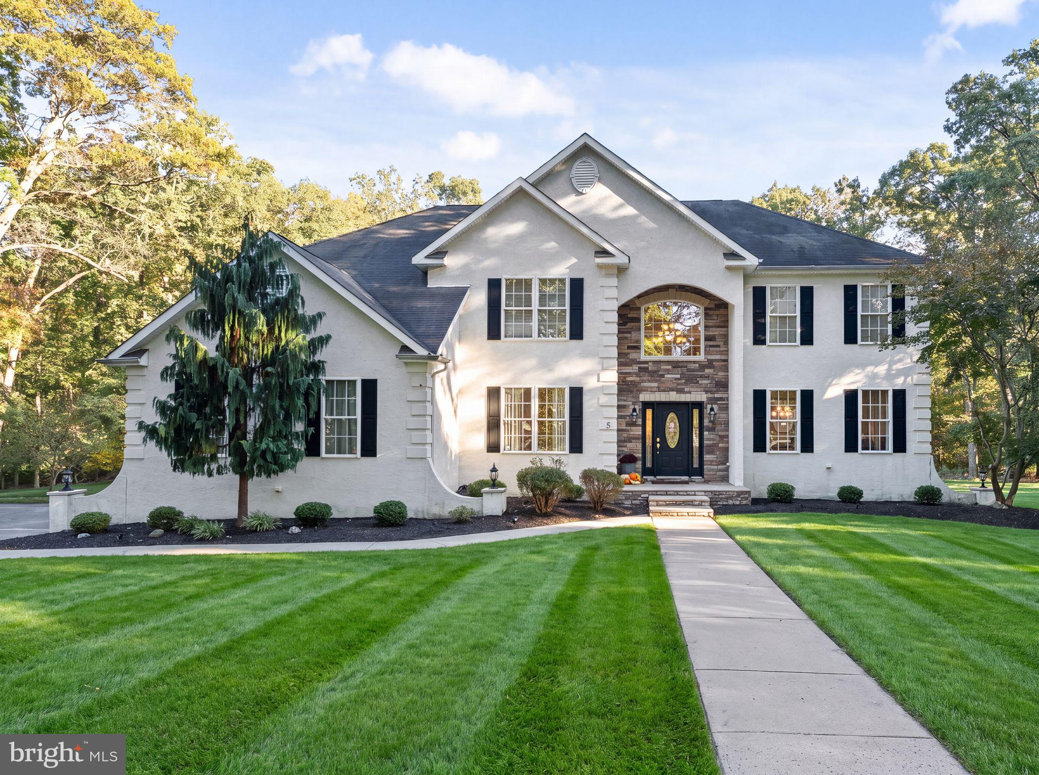 5 Serenity Ln, Sicklerville, NJ 08081
