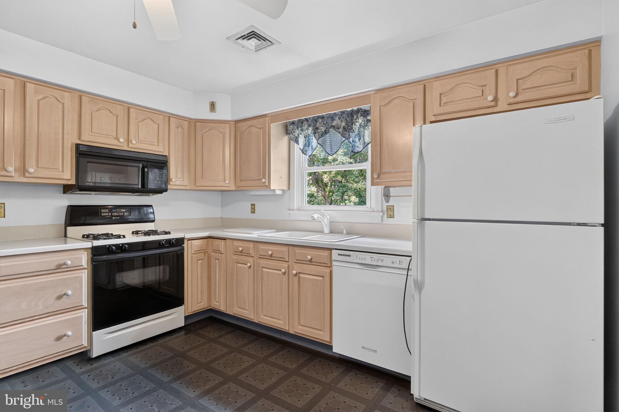 4287 Webster Dr, York, PA 17402 photo