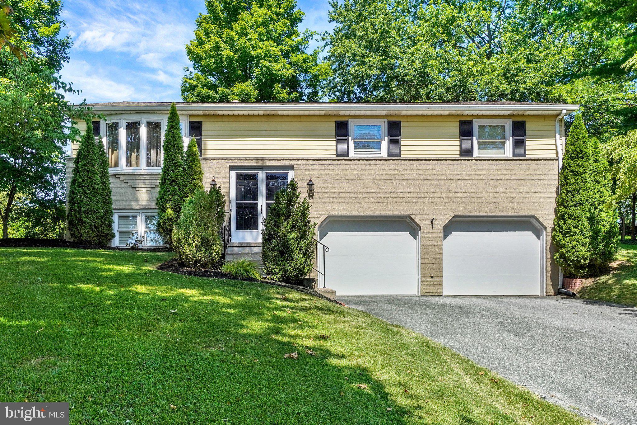 1911 Oakley Dr, York, PA 17408
