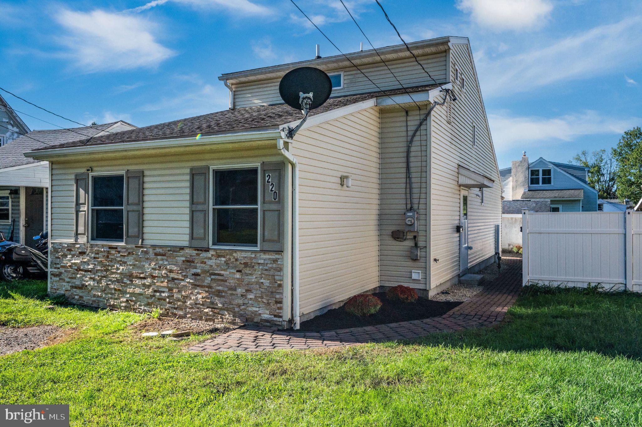 220 Woodland Ave, Reading, PA 19606