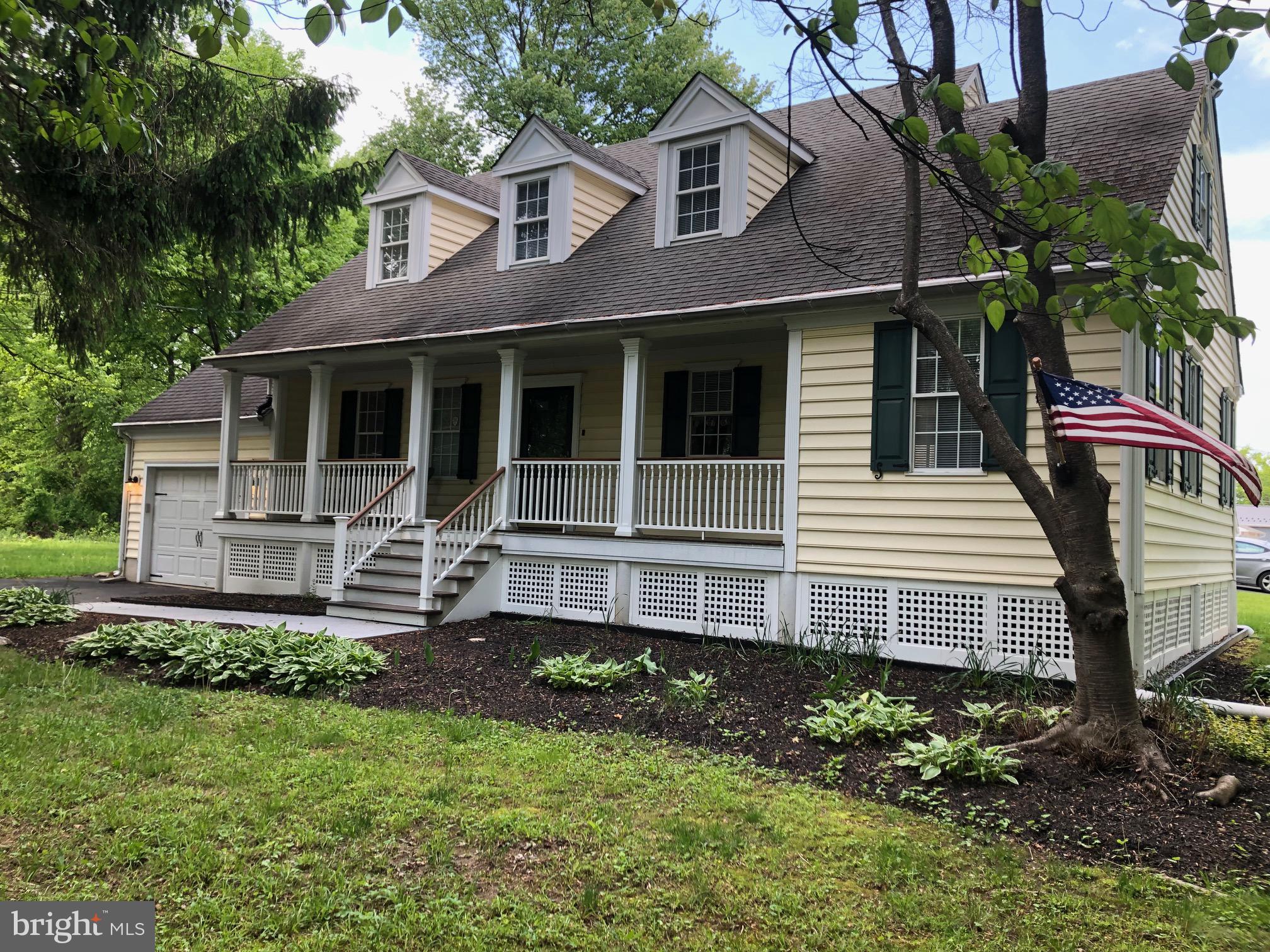 212 Apple St, Levittown, PA 19057