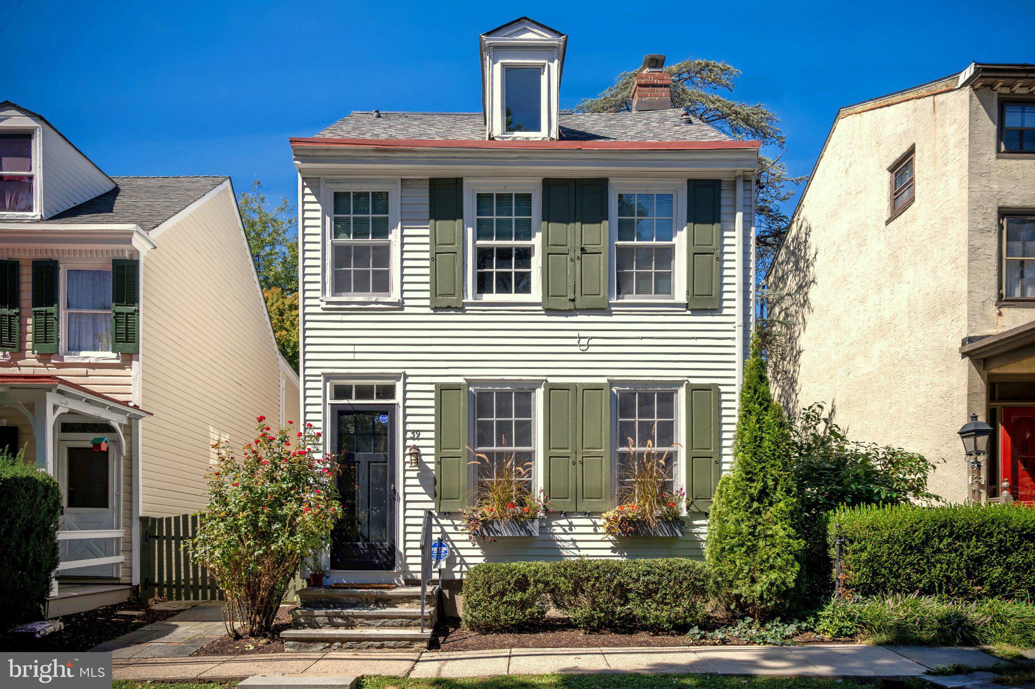 39 Gravers Ln, Philadelphia, PA 19118