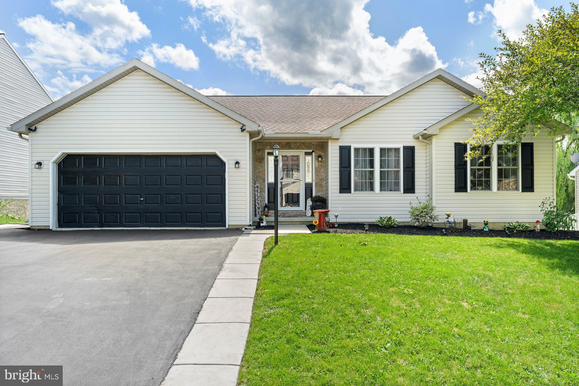 17 Mayflower Dr, Jonestown, PA 17038