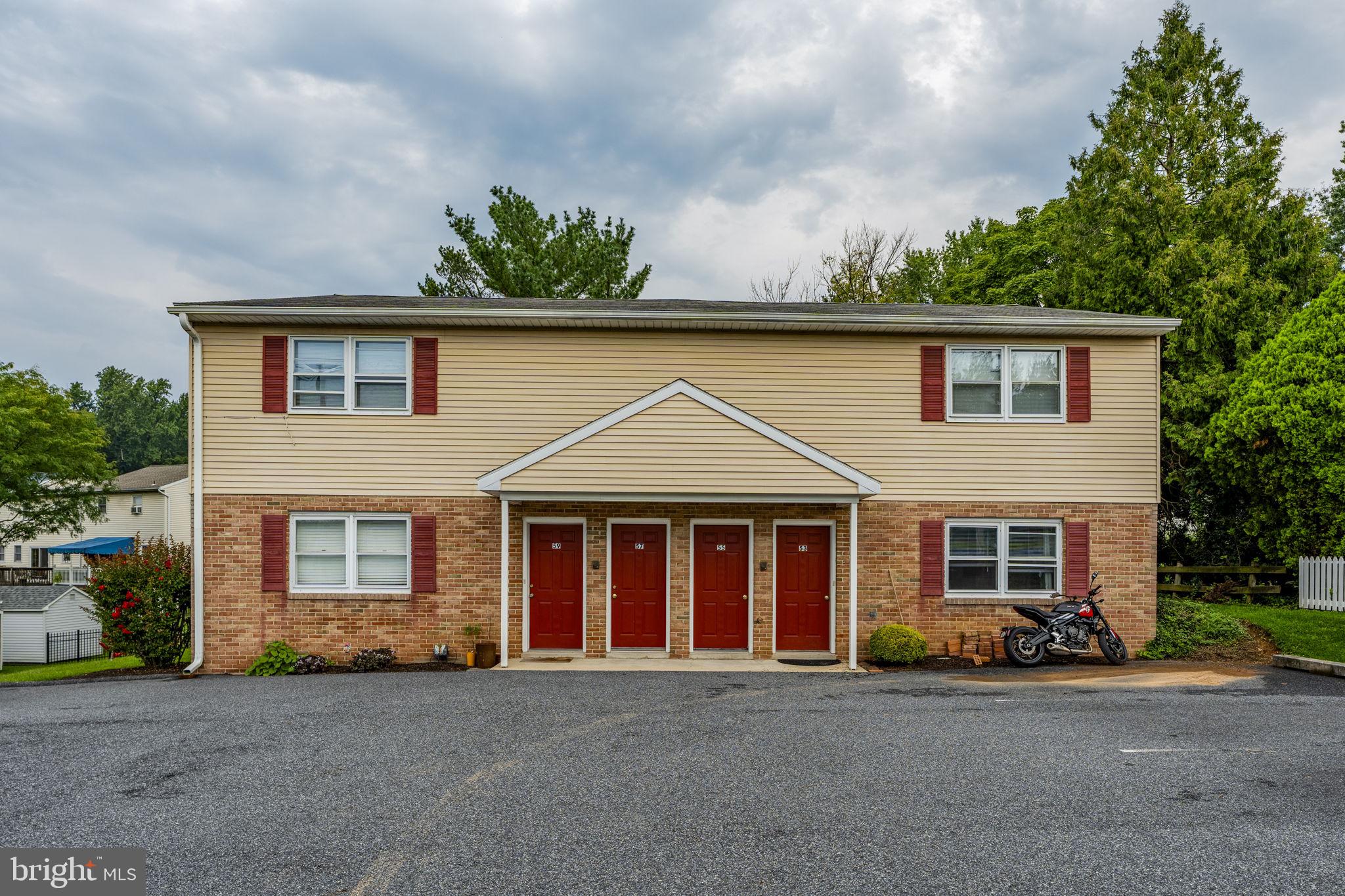 53 Akron Rd, Ephrata, PA 17522