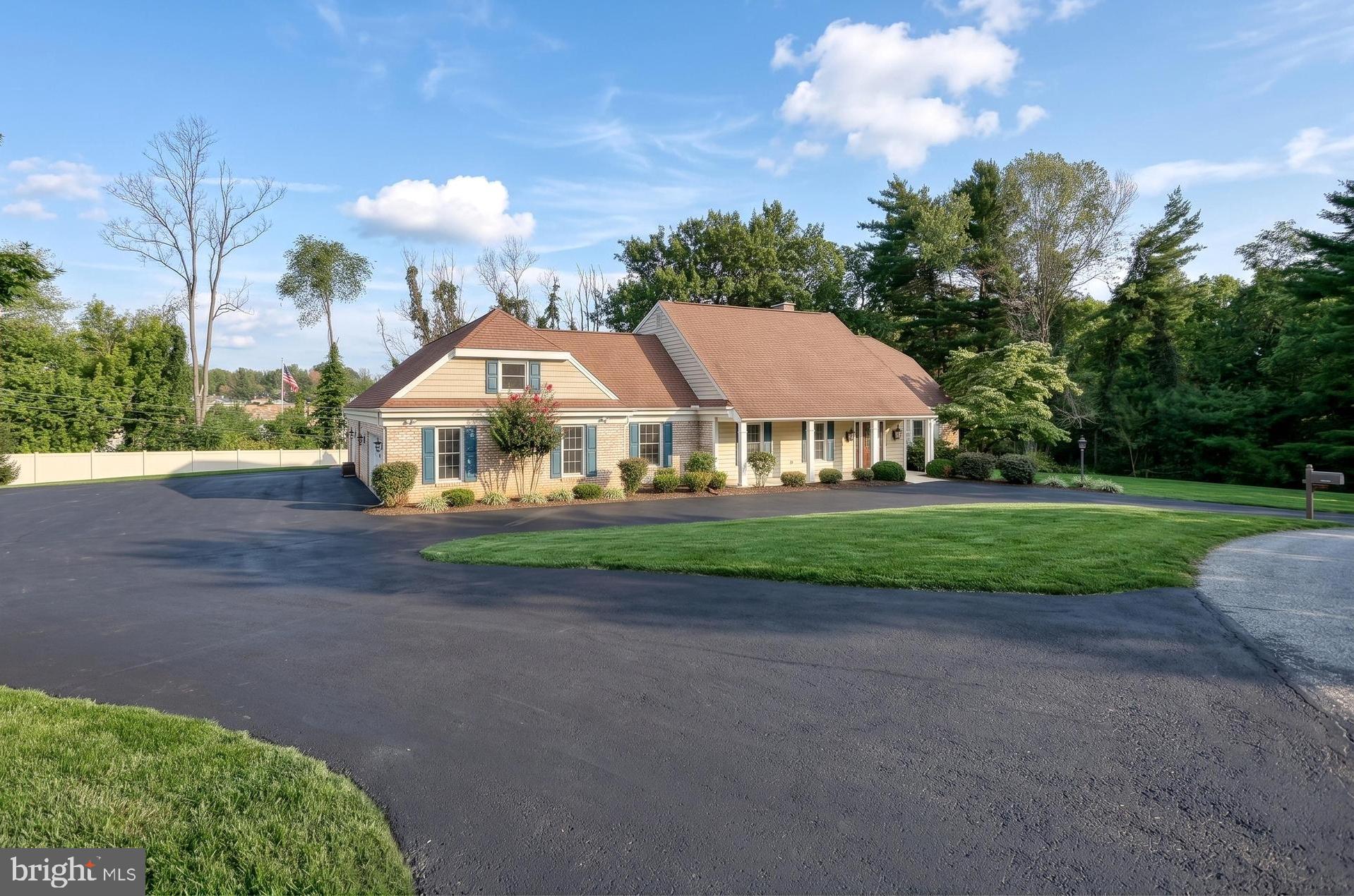 1 Lawn Cir, Wormleysburg, PA 17043