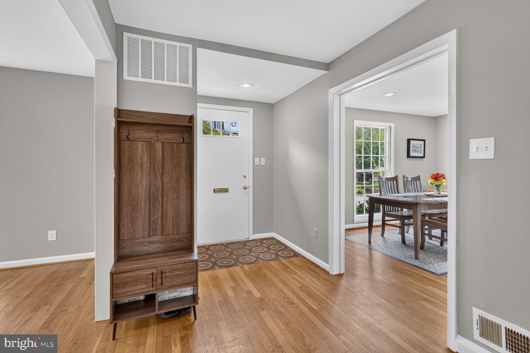 7612 Winterberry Pl, Bethesda, MD 20817 photo