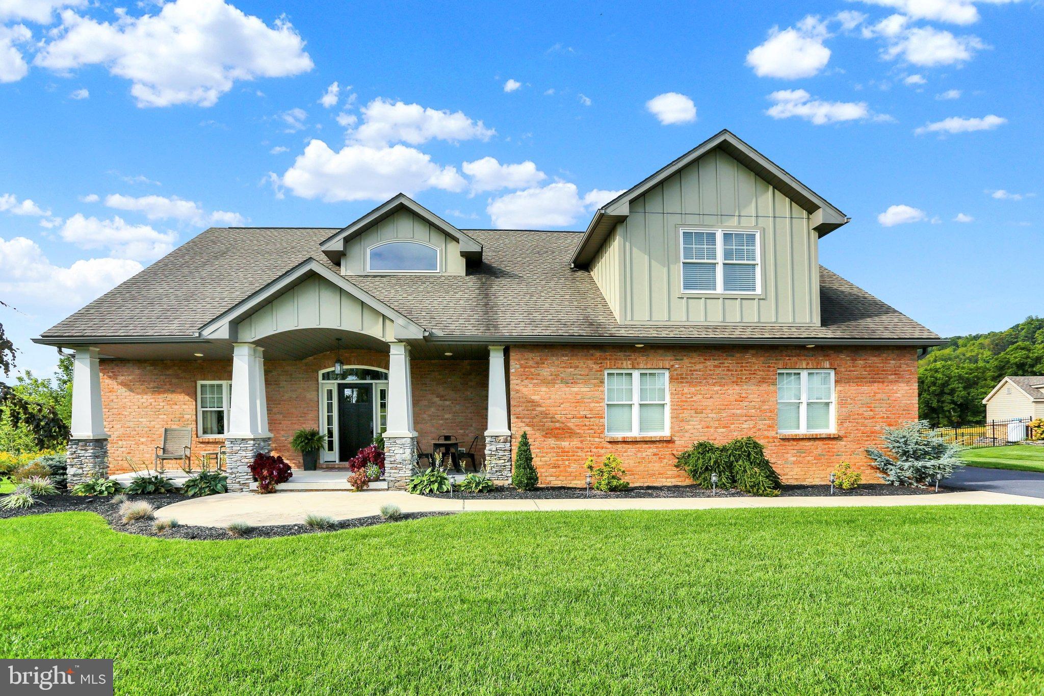 8 Career Ct, Oley, PA 19547