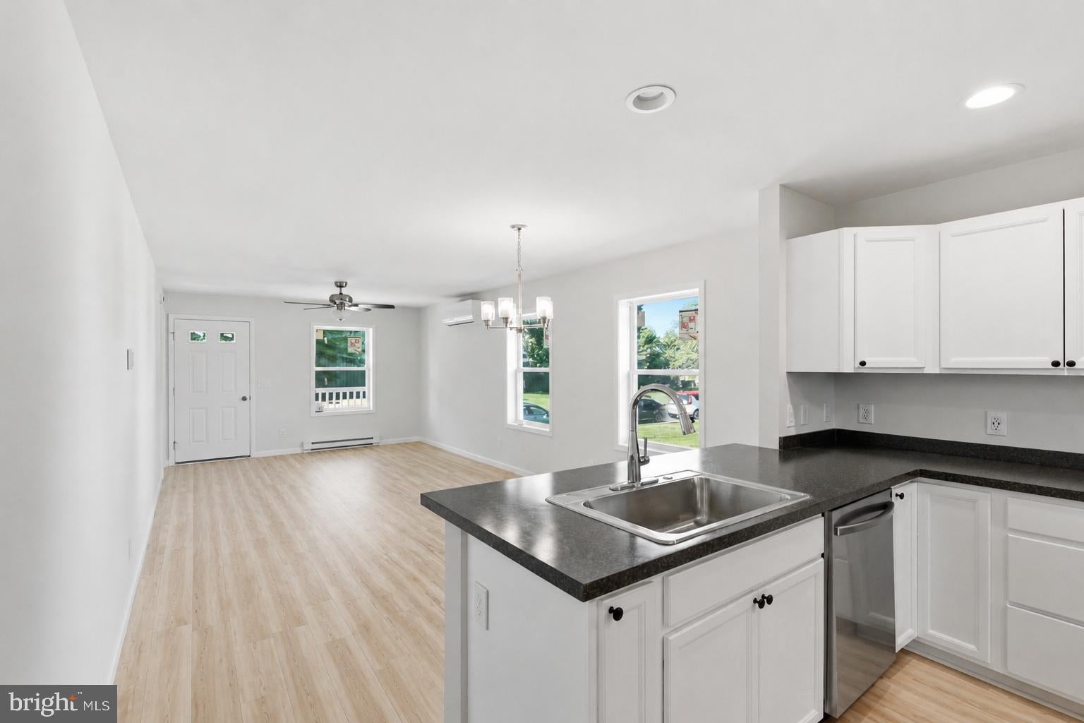 38 Market Ln, Marcus Hook, PA 19061 photo