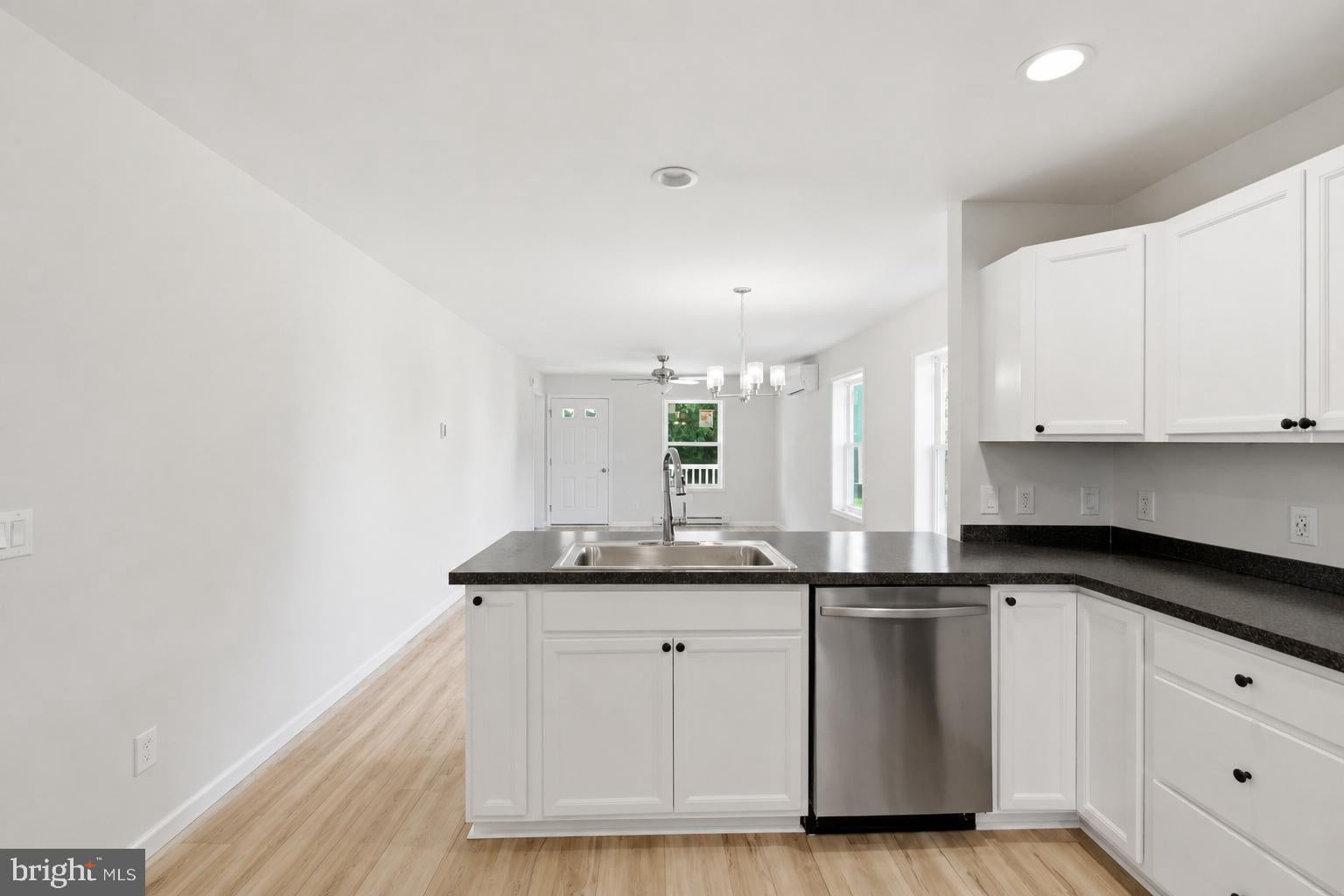 38 Market Ln, Marcus Hook, PA 19061 photo
