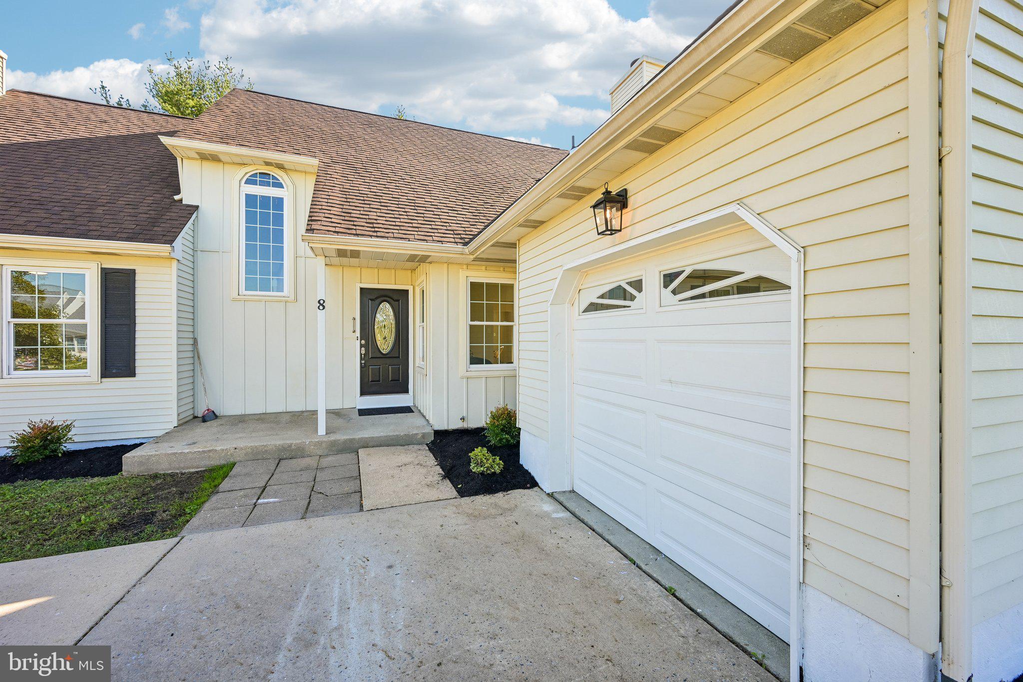 8 Winterset Ln, Marlton, NJ 08053