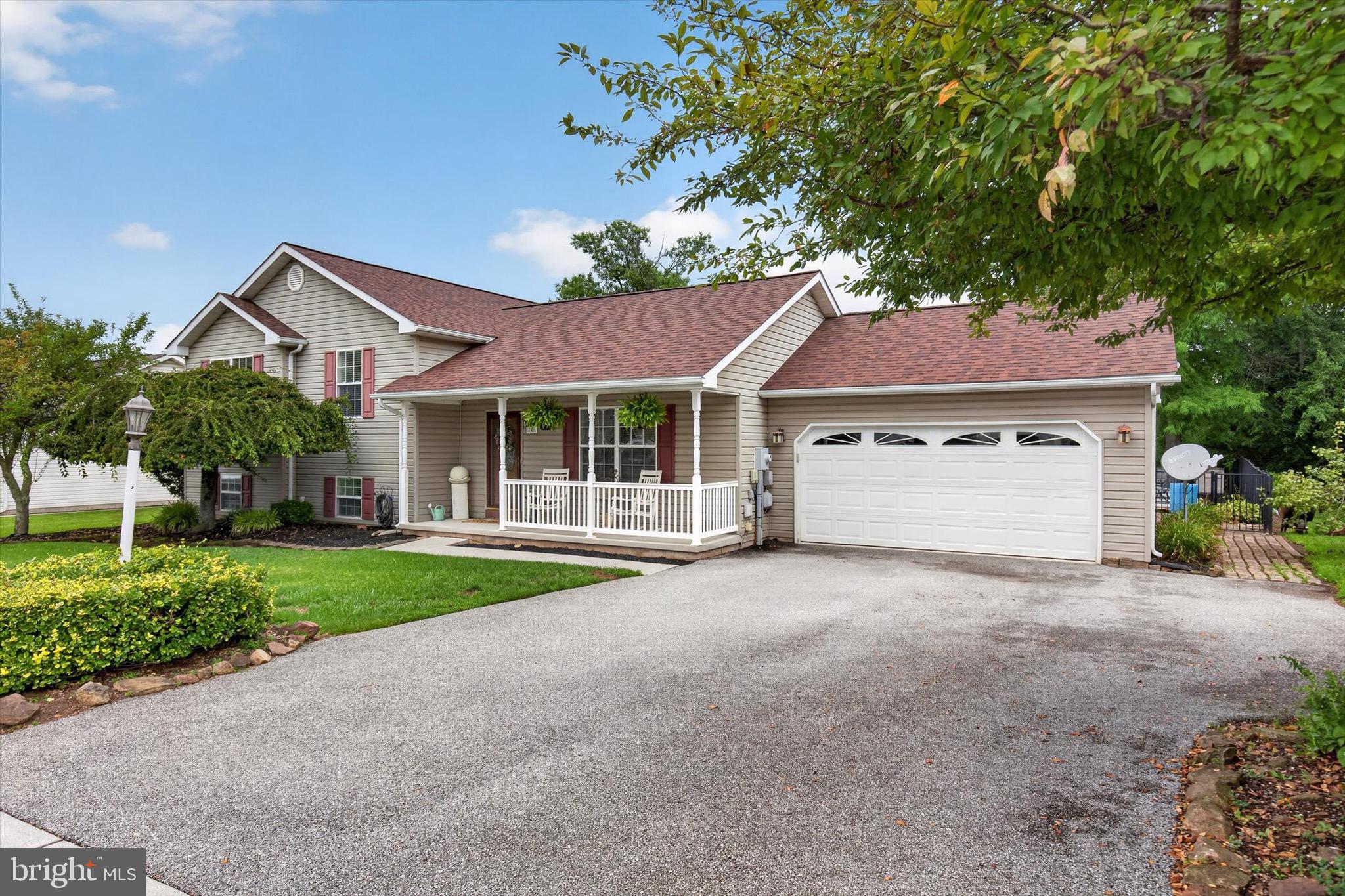240 Matthew Dr, New Oxford, PA 17350 photo