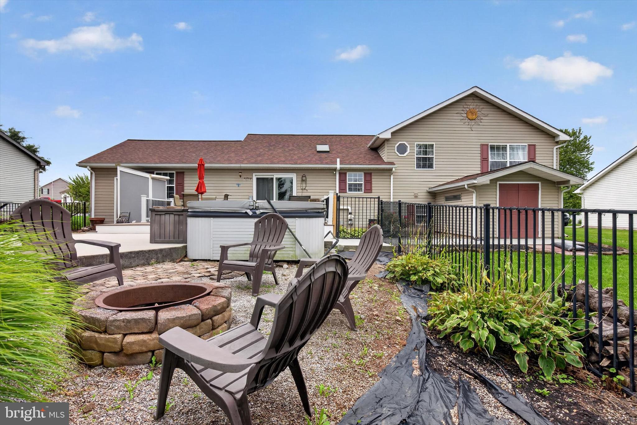 240 Matthew Dr, New Oxford, PA 17350 photo