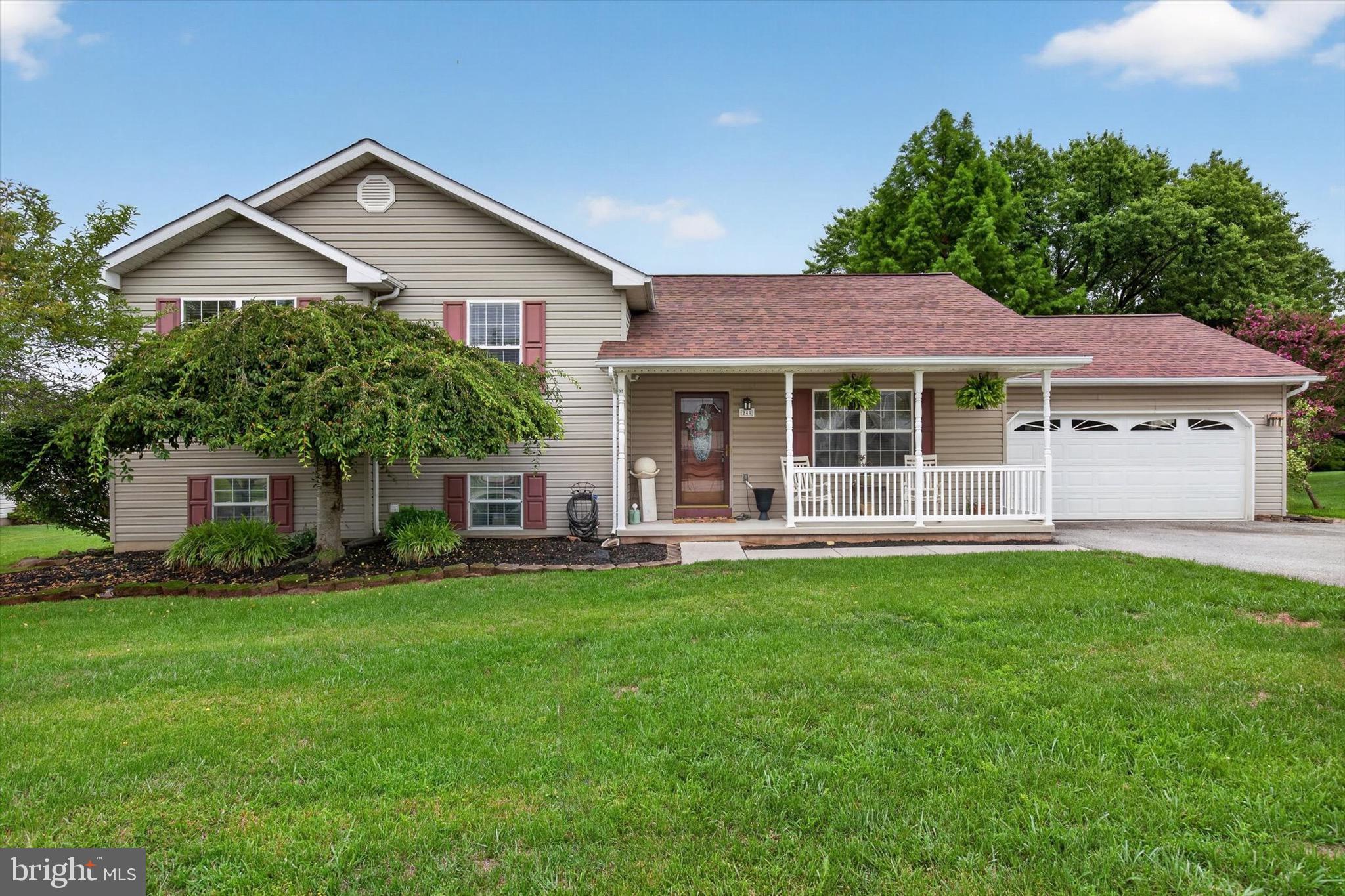 240 Matthew Dr, New Oxford, PA 17350