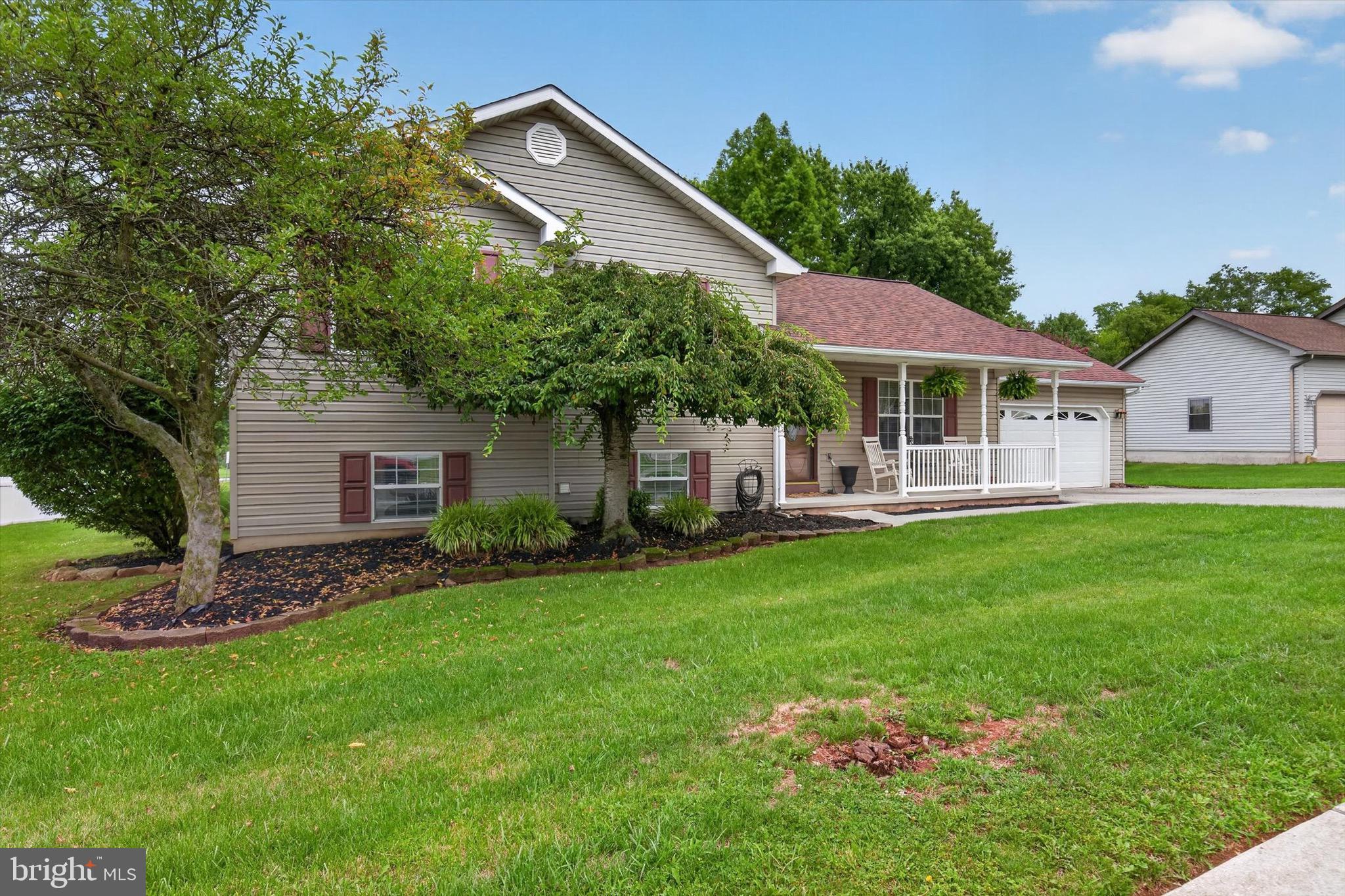 240 Matthew Dr, New Oxford, PA 17350 photo
