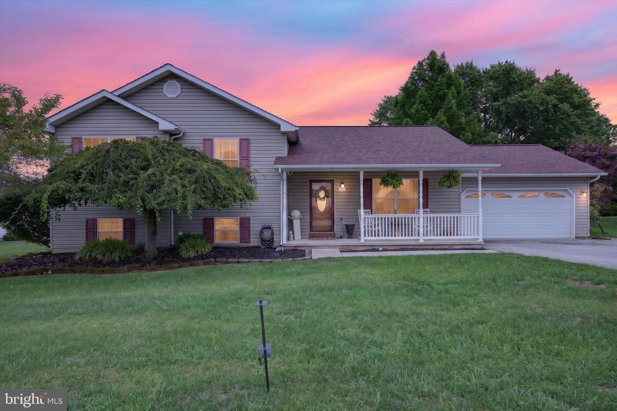 240 Matthew Dr, New Oxford, PA 17350 photo
