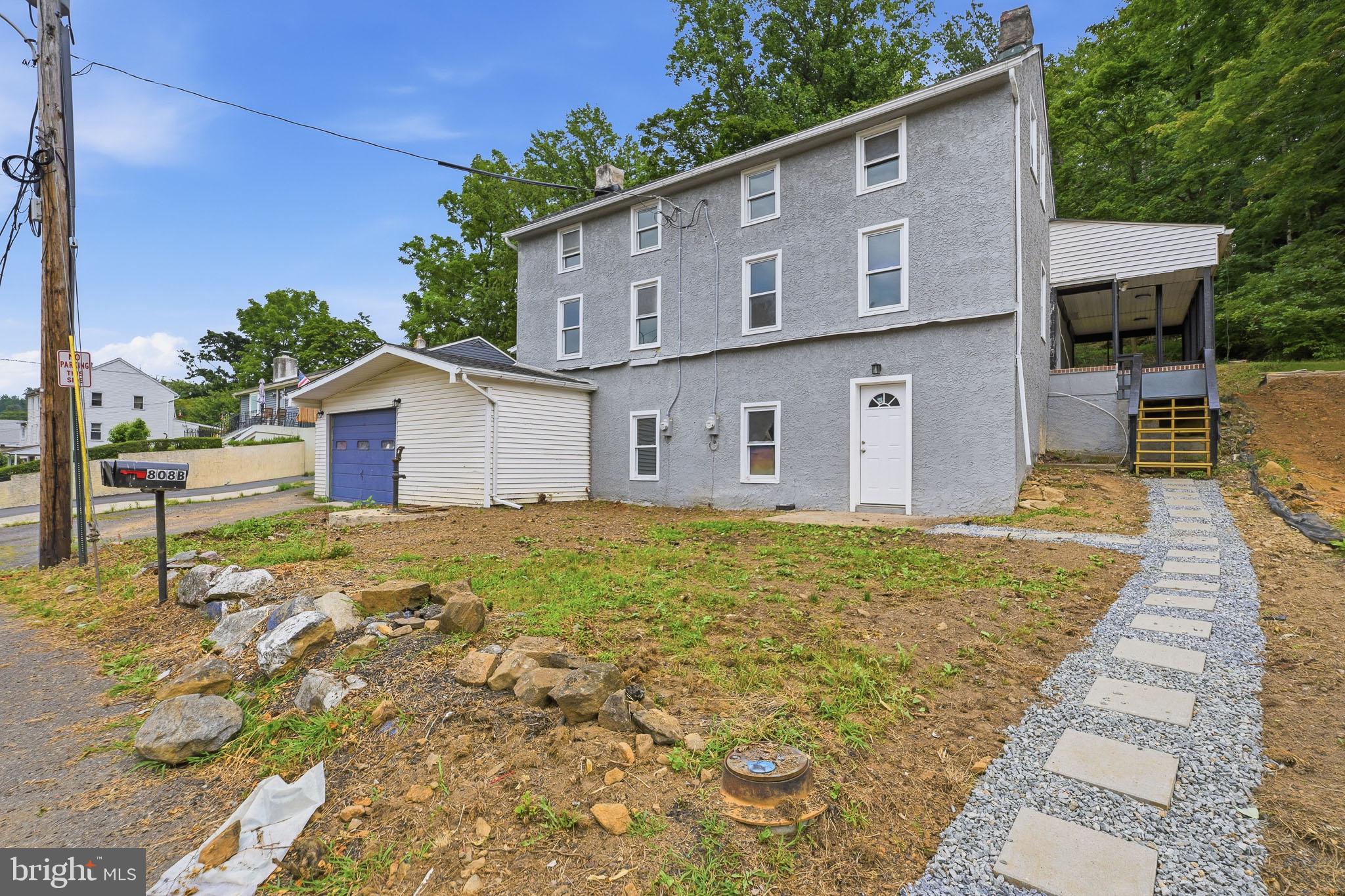 808 Maple Ln, Aston, PA 19014
