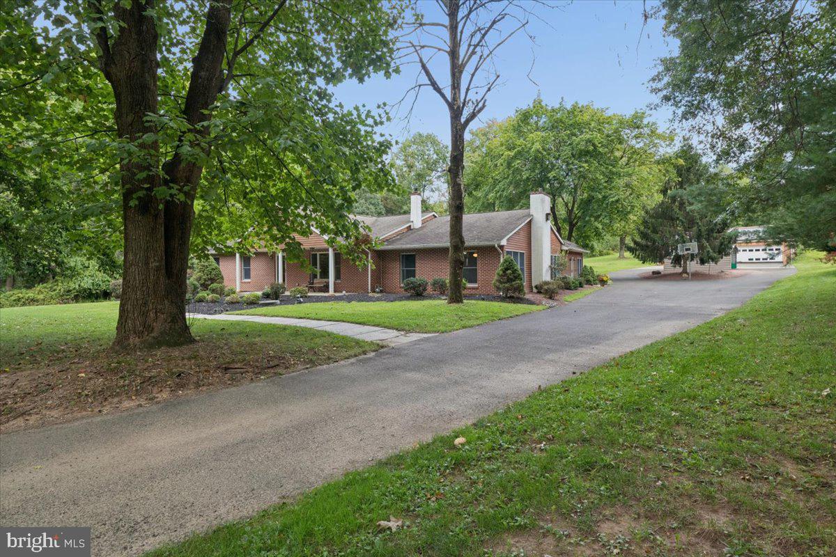 1373 Oxford Valley Rd, Hadley, PA 19067