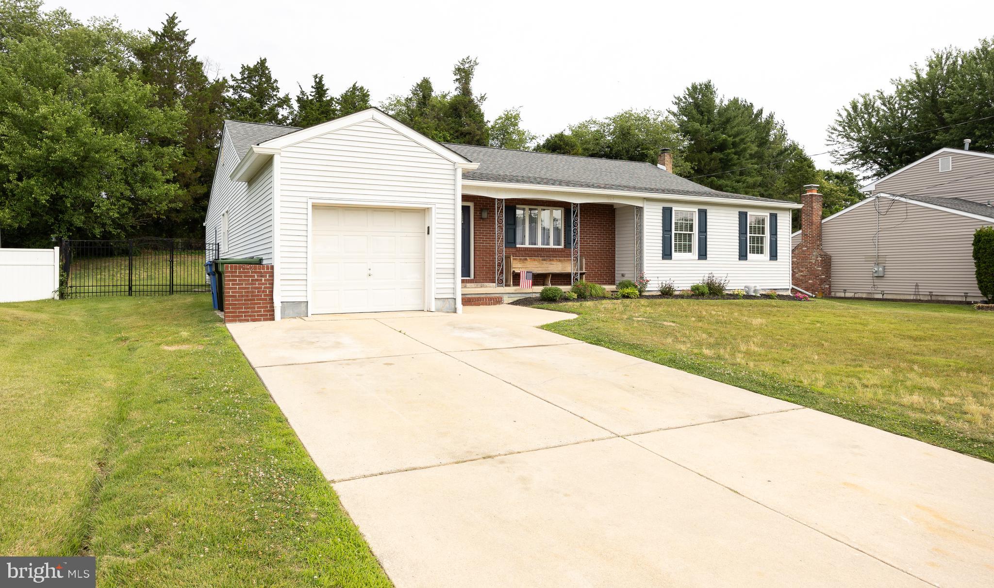 263 Forrest Dr, Blackwood, NJ 08012