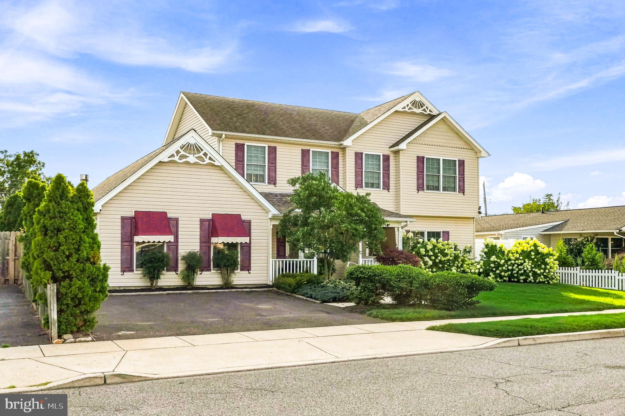 27 Peachtree Ln, Levittown, PA 19054 photo