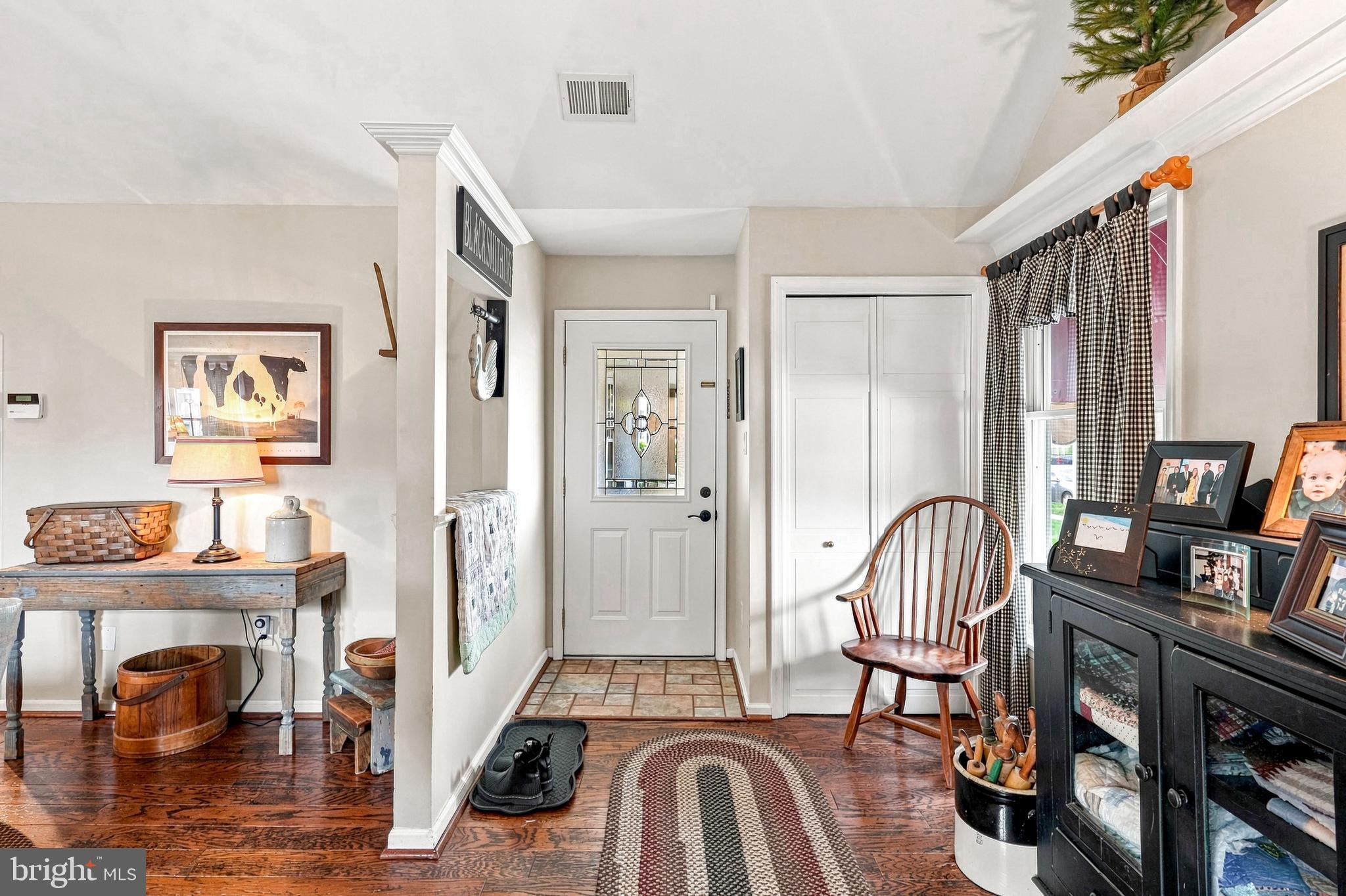 27 Peachtree Ln, Levittown, PA 19054 photo