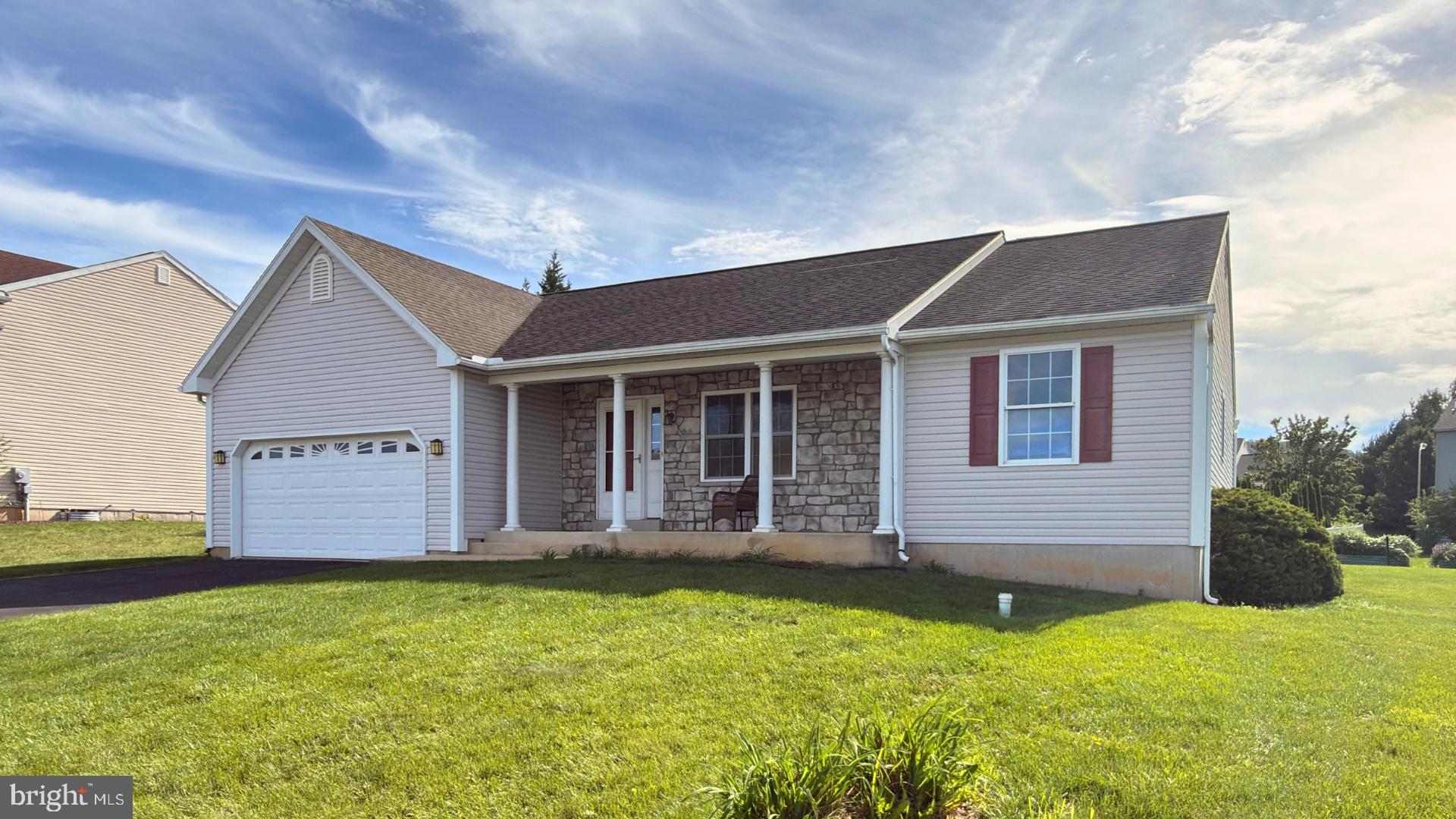 12 Oswego Ln, Reading, PA 19605 photo