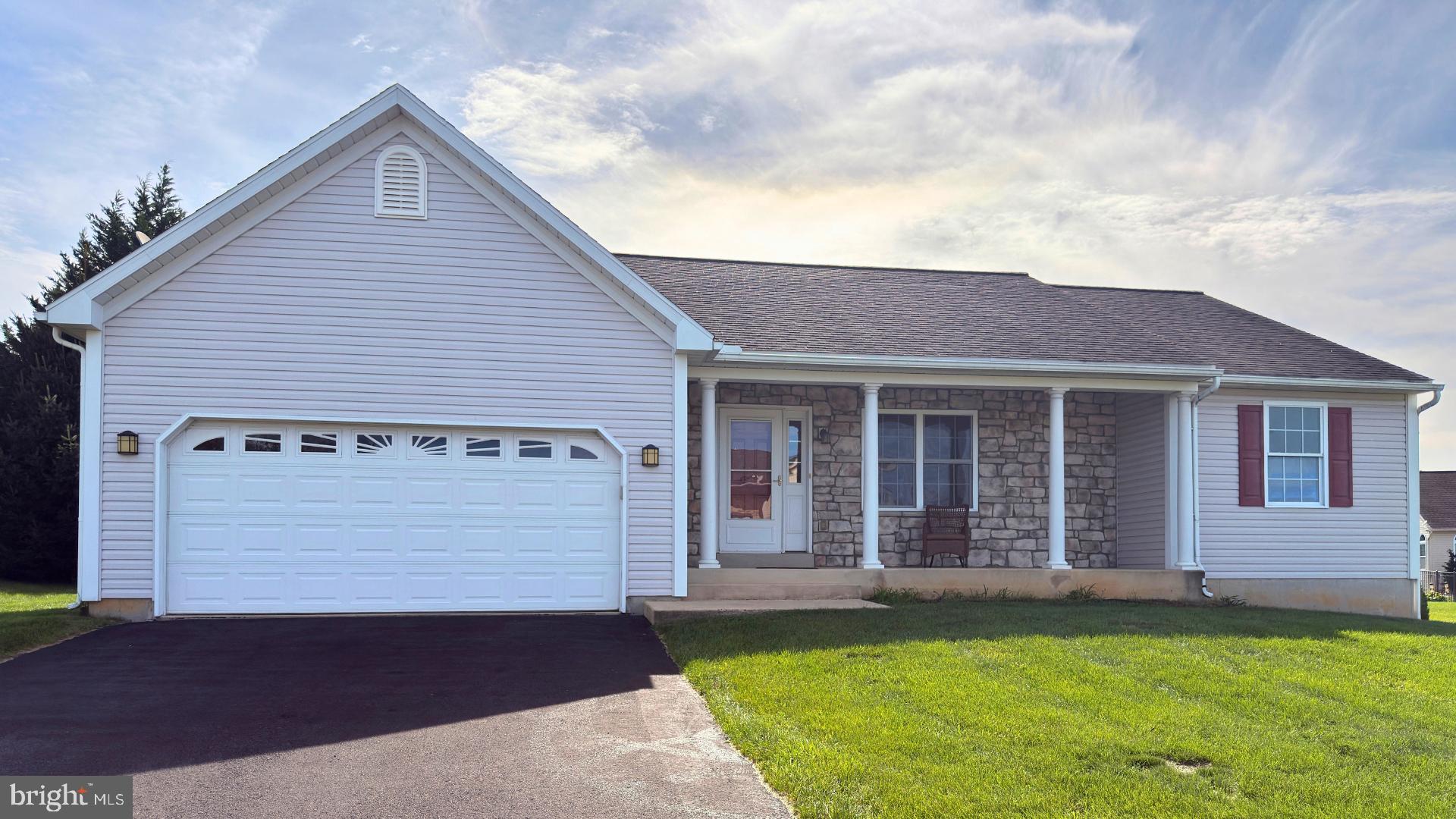 12 Oswego Ln, Reading, PA 19605 photo