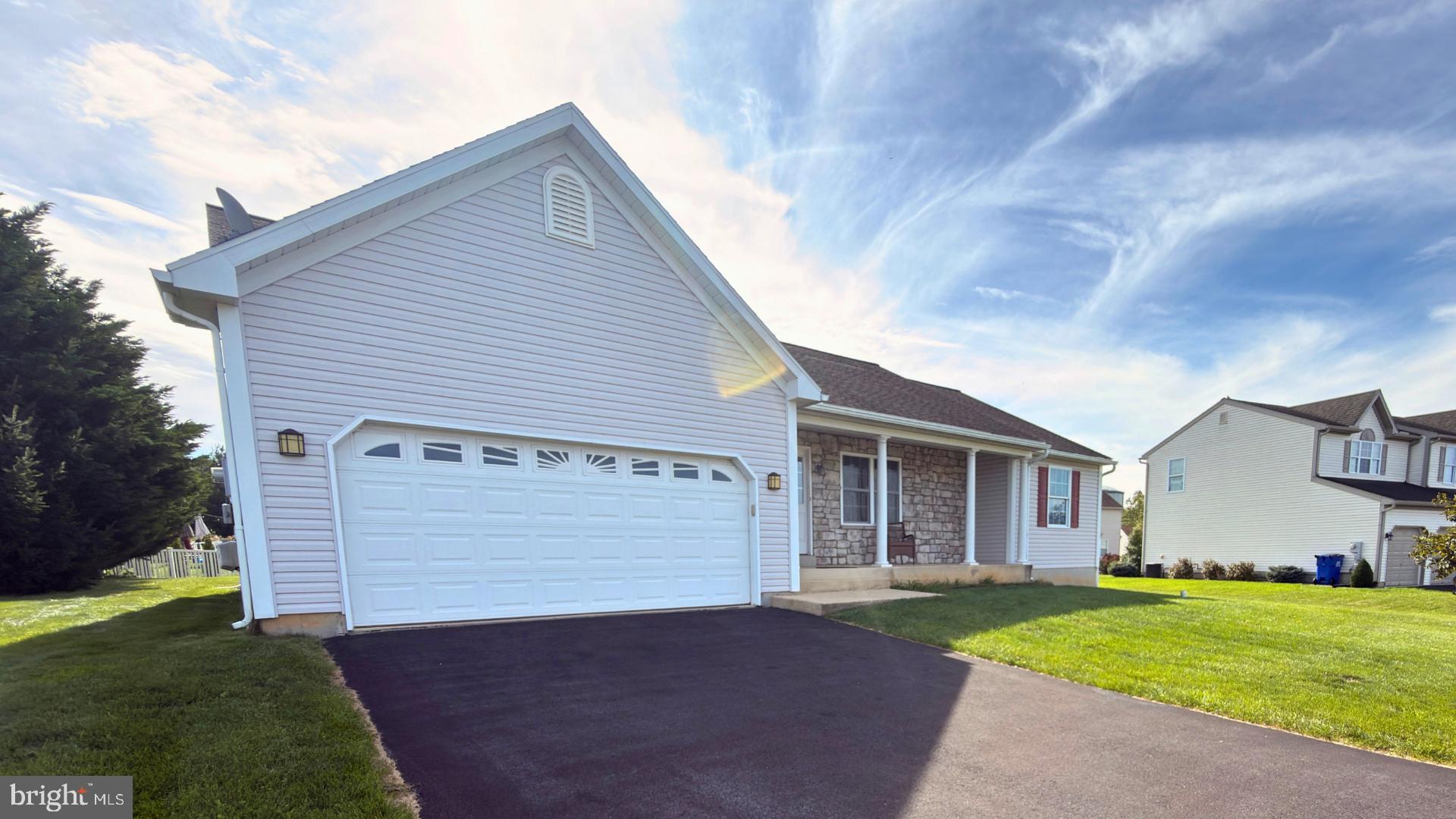 12 Oswego Ln, Reading, PA 19605 photo