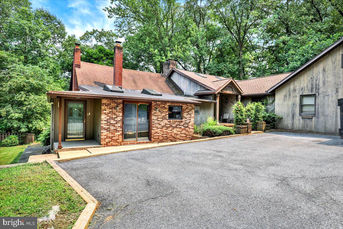 126 W Neversink Rd, Reading, PA 19606 photo