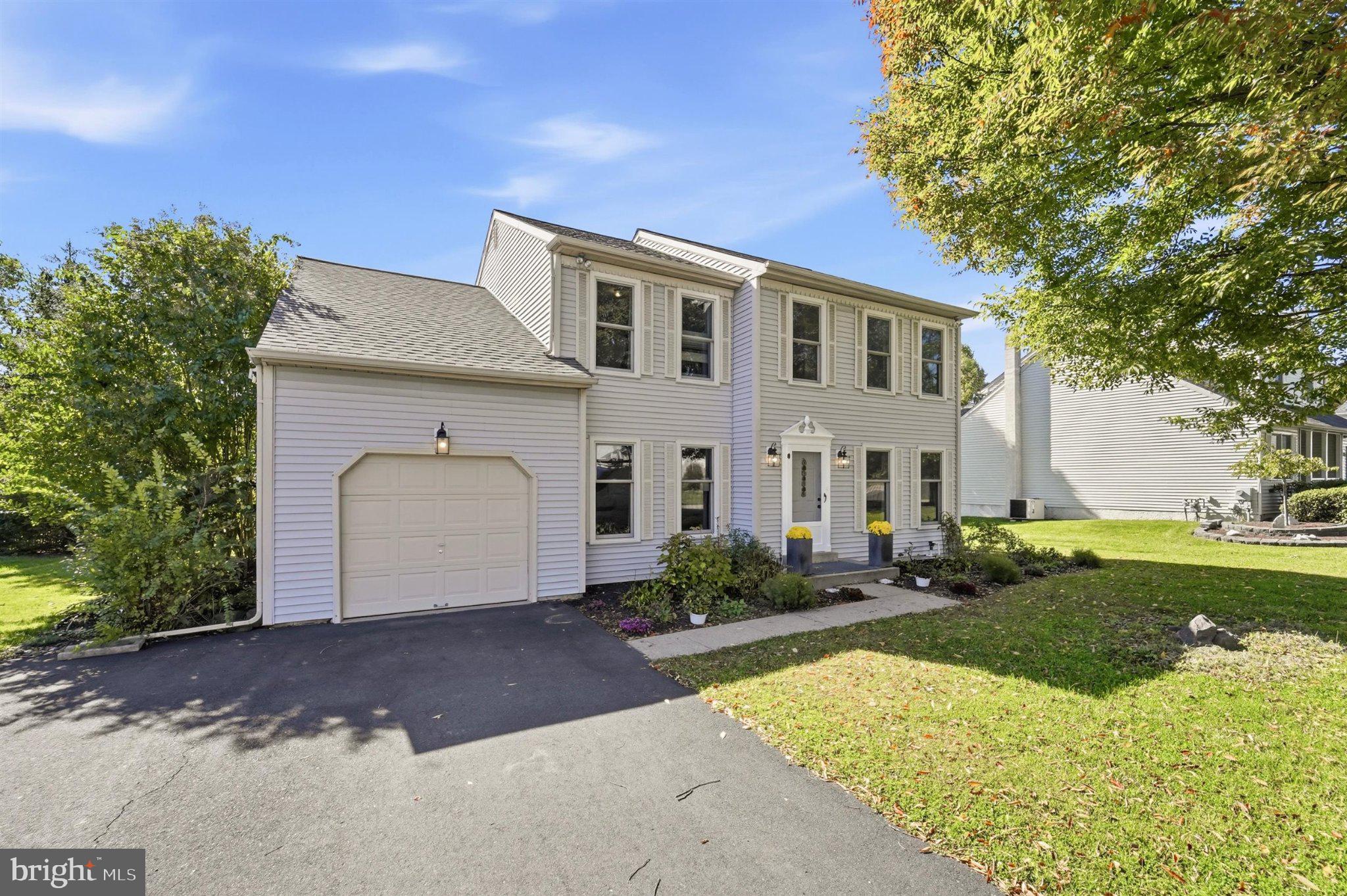 19 Diamond Dr, Newtown, PA 18940