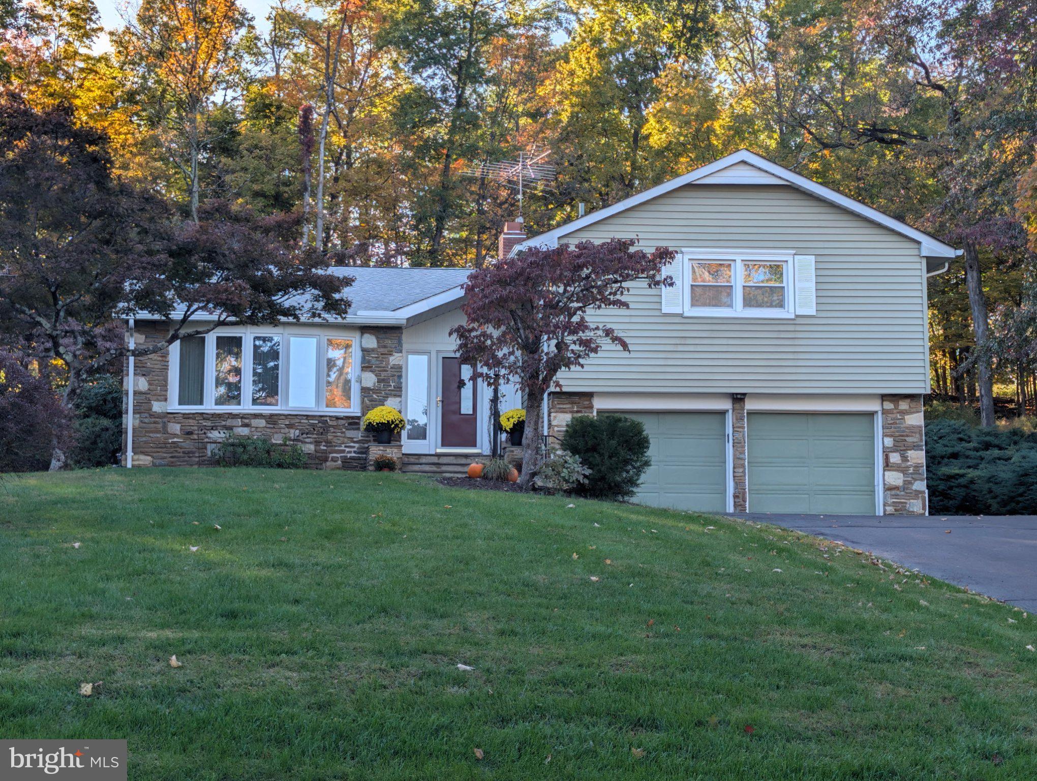 26 Fawn Dr, Raritan Twp, NJ 08822 photo