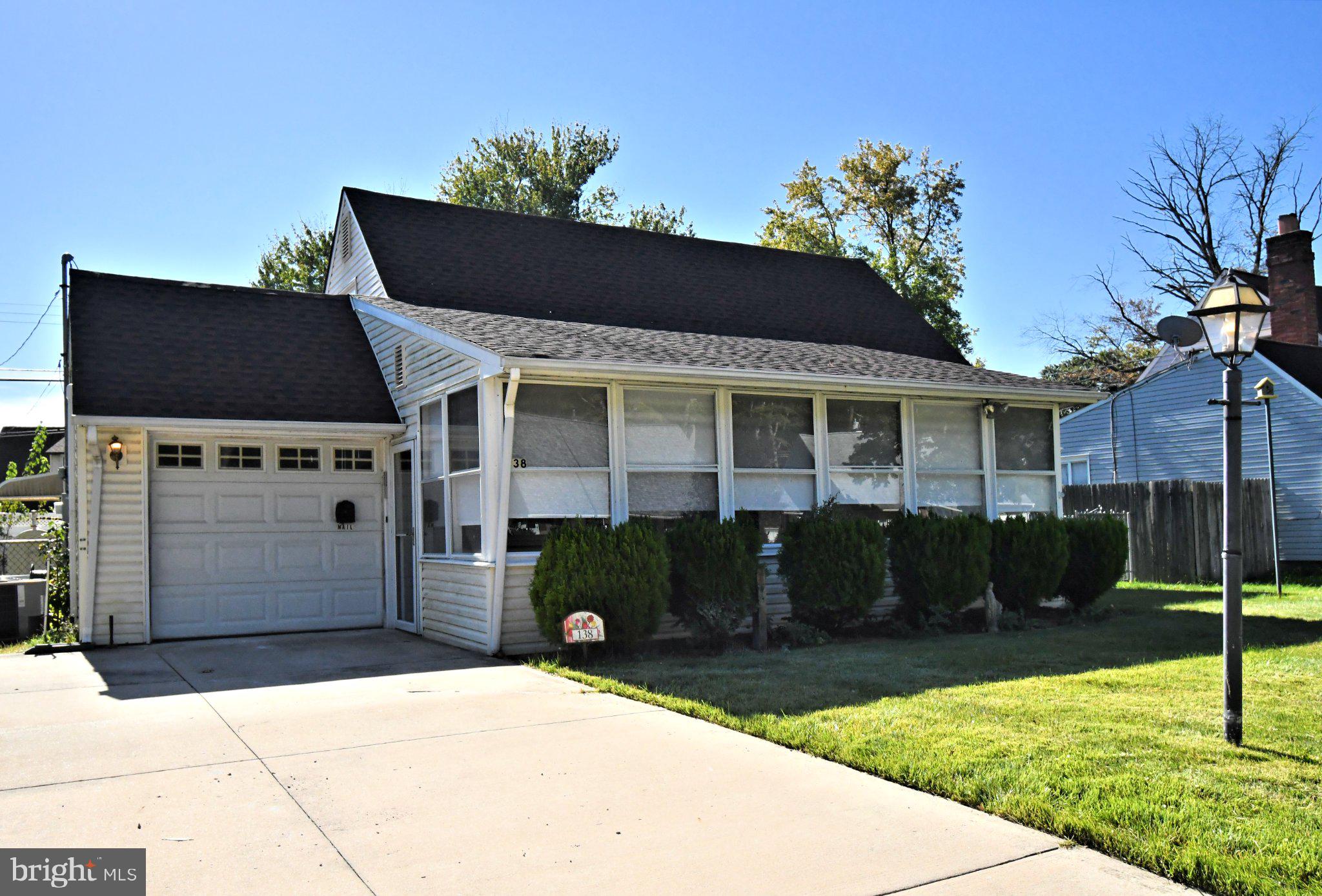 138 Village Ln, Levittown, PA 19054