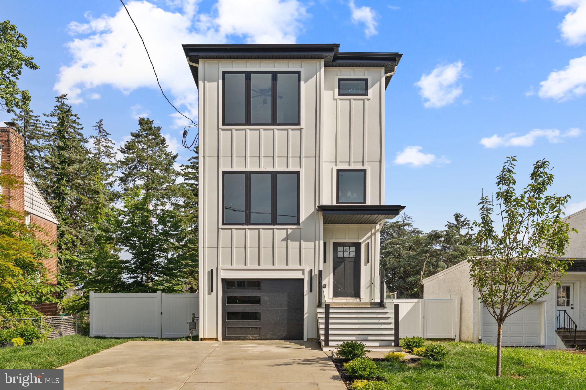 469 Aurania St, Philadelphia, PA 19128