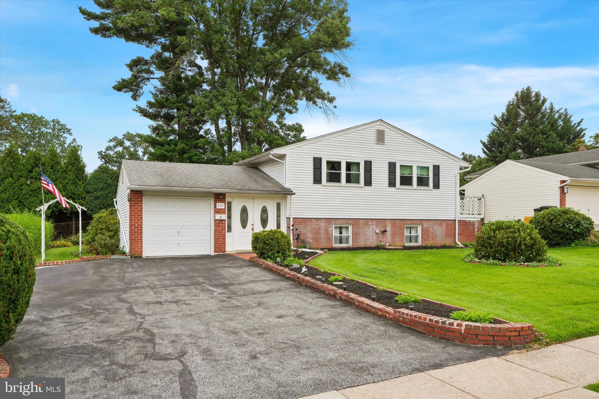 257 Hemlock Ln, Springfield, PA 19064