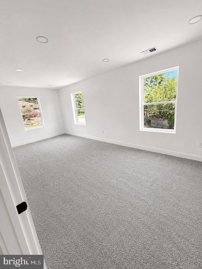 2620 New Falls Rd, Levittown, PA 19056 photo