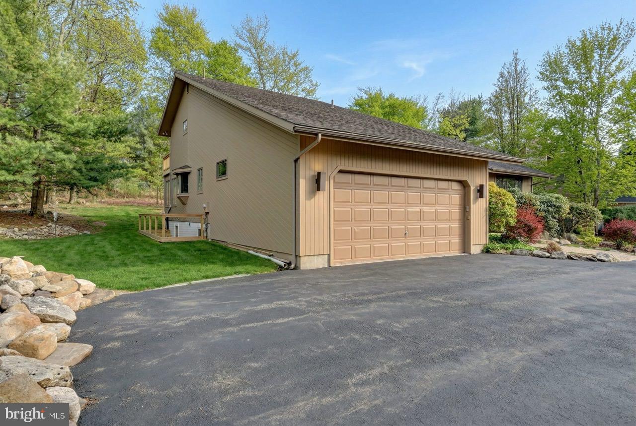 96 Wolf Hollow Rd, Lake Harmony, PA 18624 photo
