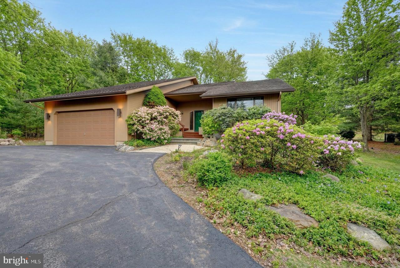 96 Wolf Hollow Rd, Lake Harmony, PA 18624 photo
