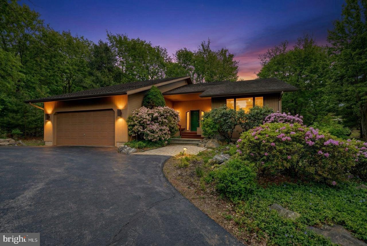 96 Wolf Hollow Rd, Lake Harmony, PA 18624