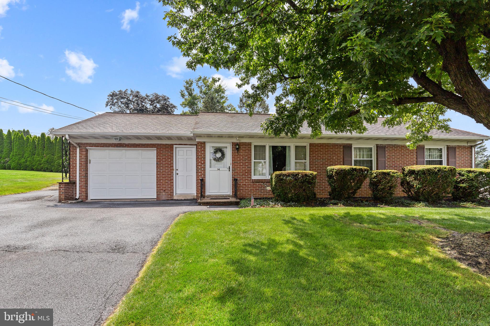 14 Farmersville Rd, Leola, PA 17540